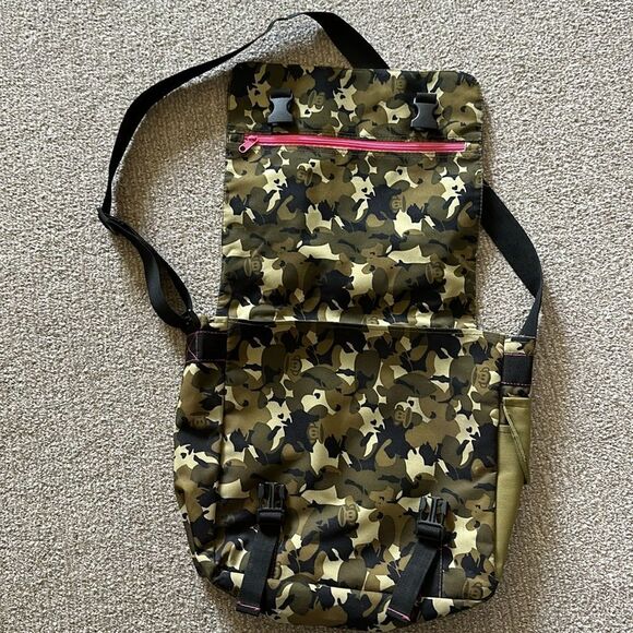 Paul Frank Crossbody Strap Shoulder Computer  Camo Green Bag Monkeys 15" x 13" - Picture 4 of 11
